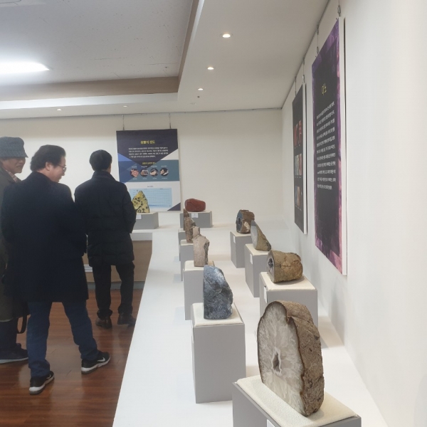 전남 신안군 안좌면의 세계광물화석박물관을 관람하고 있는 한국시나리오작가협회 회원들