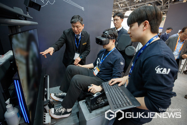 (사진제공=KAI)관람객이 FA-50 VR 시뮬레이터를 체험하고 있다