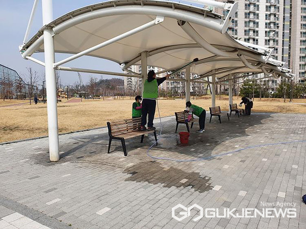 봄맞이 성남시내 모란근린공원 내 벤치 청소 중(자료사진)(사진/성남시)